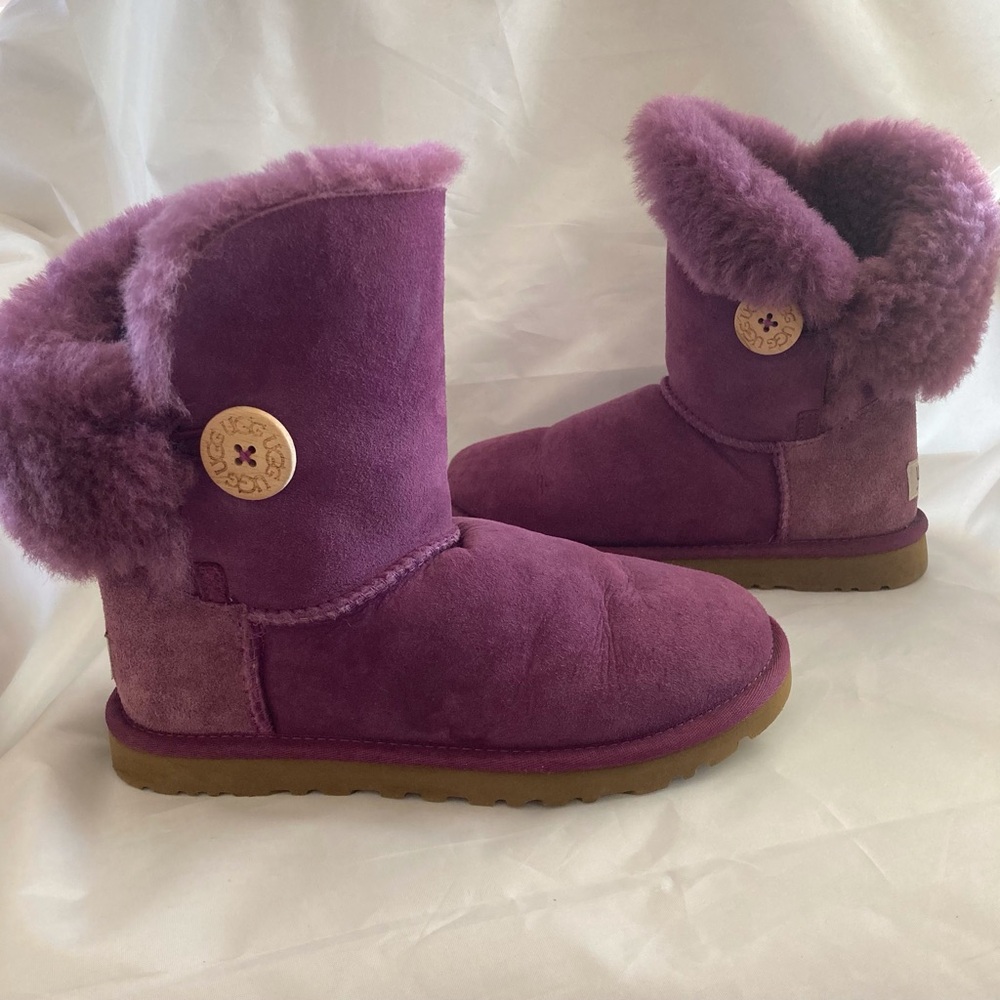 UGG BAILEY BUTTON CLASSIC SUEDE BOOTS IN PURPLE (SUGAR PLUM) SHEEPSKIN, SIZE 6 - Picture 2 of 16
